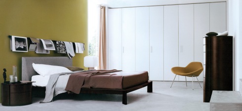 Petra Bed: Upholstered in fabric, night tables in oak wood and white lacquered finish.